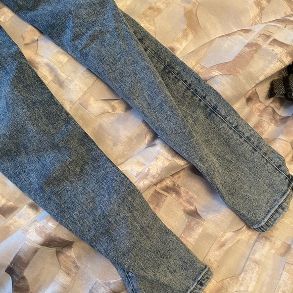 Buffalo high rise jeans. Skinny jeans , very flattering light blue jeans - Picture 7 of 10